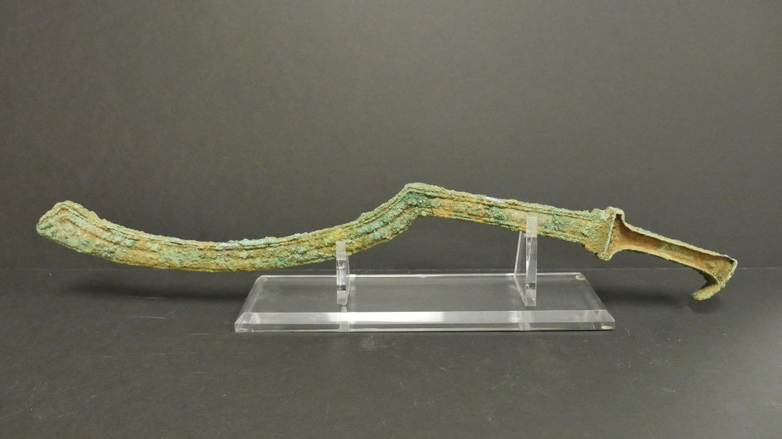 上图：耶路撒冷附近出土的主前1500年的牛腿刀（Khopesh），长58厘米，主前2500-1300年在埃及和迦南地流行，早期用青铜制作，后期用铁制作。牛腿刀的形状像牛腿，适合劈砍，是中王国和新王国时期埃及军队的标志性装备，以色列人征服迦南时也使用这种刀。