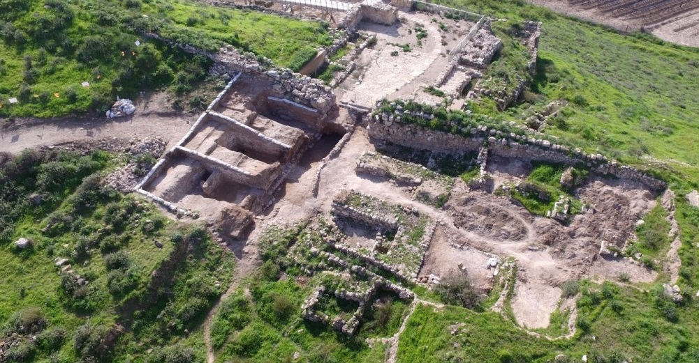 上图：拉吉（Lachish）城门口的遗址。从城门进来，两侧各有3个房间，平时作为交易、诉讼、公告的公共会所，战时作为防御工事。基色、米吉多、夏琐、撒玛利亚和但的遗址都有相同的城门结构。