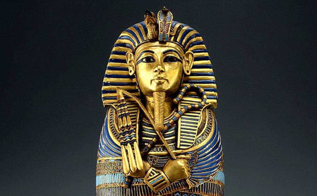 上图：古埃及第十八王朝图坦卡蒙法老（主前1332–1323年，Tutankhamun）手持的「圭」，就是象征王权的权杖（Scepter）。