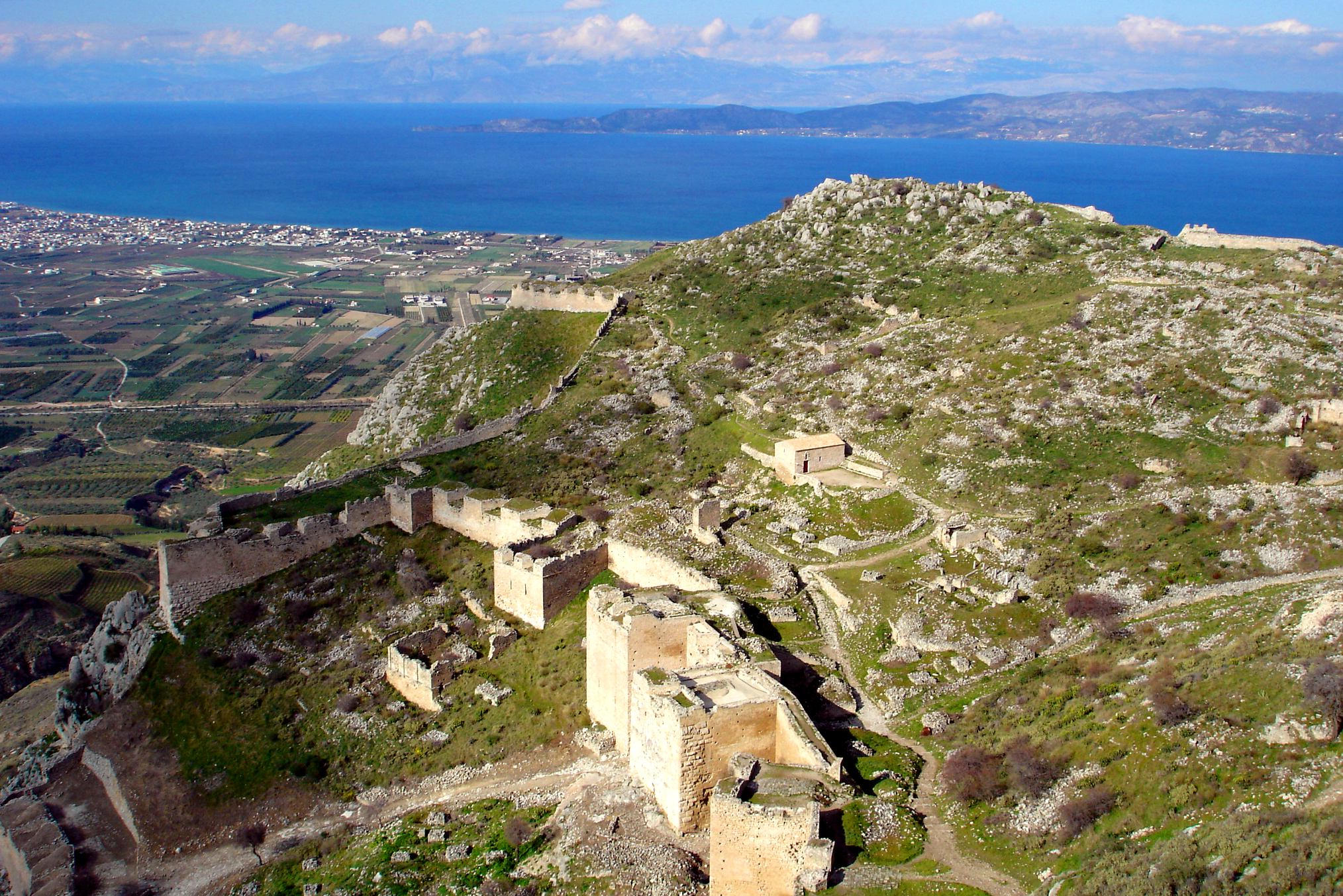 上图：从哥林多卫城（Acrocorinth）上向北俯瞰哥林多湾，过往的船长、商人纷纷上到卫城找庙妓买欢。