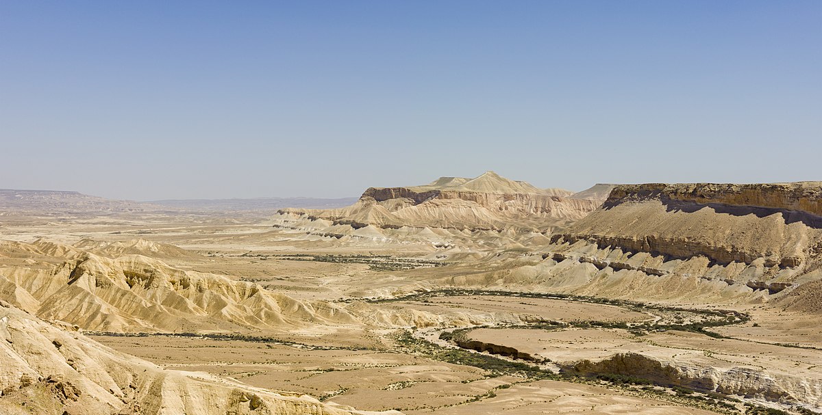 上图：南地（Negev）的Ein-Avdat谷。南地气候炎热，已发现许多古人居住的遗址。现代的南地是以色列南部的一片荒漠，占了以色列国土面积一半以上，与埃及接壤。