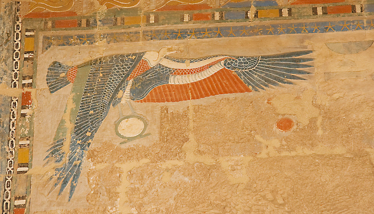 上图：古埃及第十八王朝哈特谢普苏特庙（Temple of Hatshepsut）壁画上的埃及兀鹫女神奈赫贝特。以色列人出埃及时，上埃及的保护神是奈赫贝特（Nekhbet）。她的形象是一只兀鹫，常常与下埃及守护神瓦吉特（Wadjet，眼镜蛇）一起出现。奈赫贝特通常被画成张开翅膀，盘旋于法老头上的兀鹫，爪子抓着一个代表永恒的「生环 shen symbol」，守护法老。