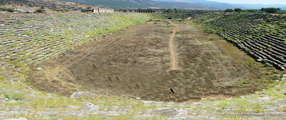 上图：以弗所运动场（Ephesus Stadium），始建于主前3世纪的希腊时代，尼禄时代被重修。这个运动场可容纳25000名观众，用来举行庆典、运动会、斗兽和角斗士竞技，许多基督徒也被扔在这里喂狮子。「如同云彩围着我们」（来十二1），原文就是形容运动场周围看台上的观众。