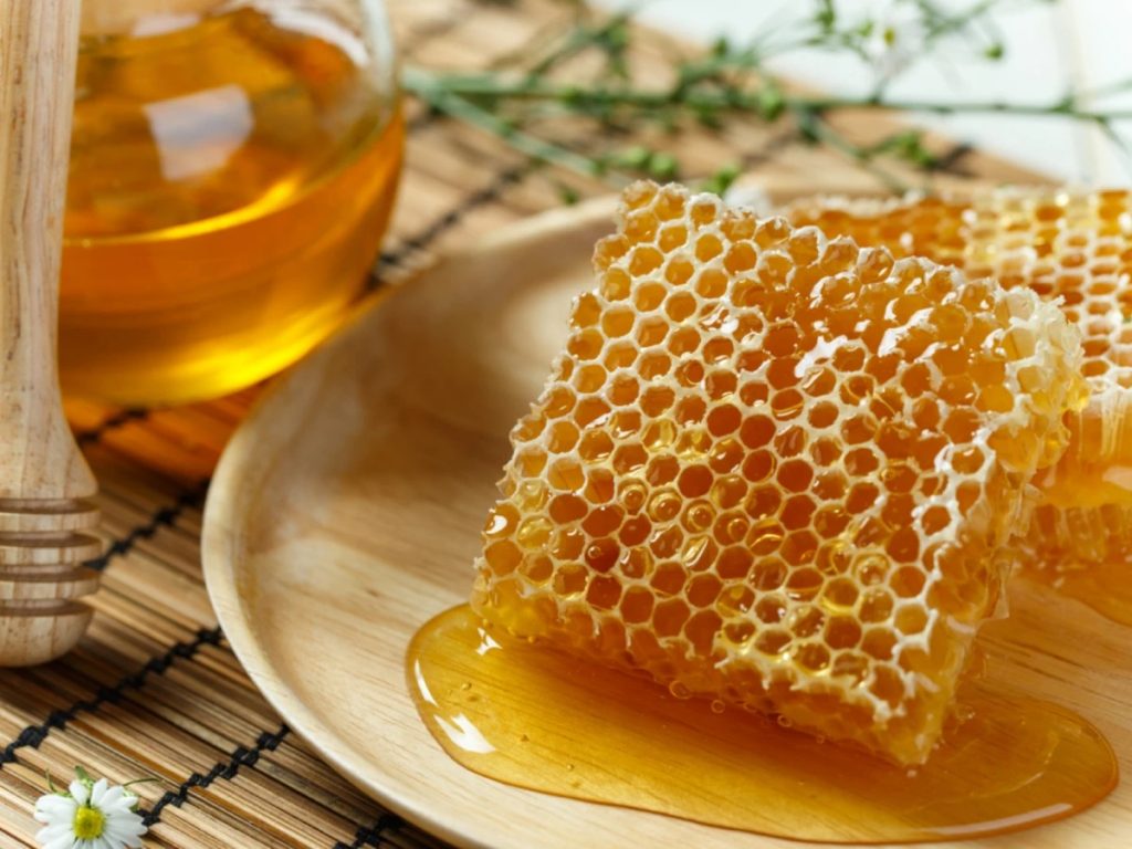 上图：蜂房（Honeycomb）里的巢蜜（Comb honey），是完好地保存在巢脾中的蜂蜜，水分含量少，品质比分离蜜高，可以直接食用。巢蜜由于有蜂蜡自然的保护屏障，保持了蜂蜜的风味和香味，可以保存得更久。在蜂蜜抽取机没有发明之前，几乎所有的蜂蜜都是巢蜜。